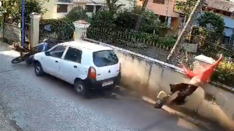 Murder Attempt: கார் மோதியதில் தலைகீழாக தொங்கி பரிதவித்த இளம்பெண்.. இருதரப்பு மோதலில் பகீர்.. பதறவைக்கும் காட்சிகள்.!