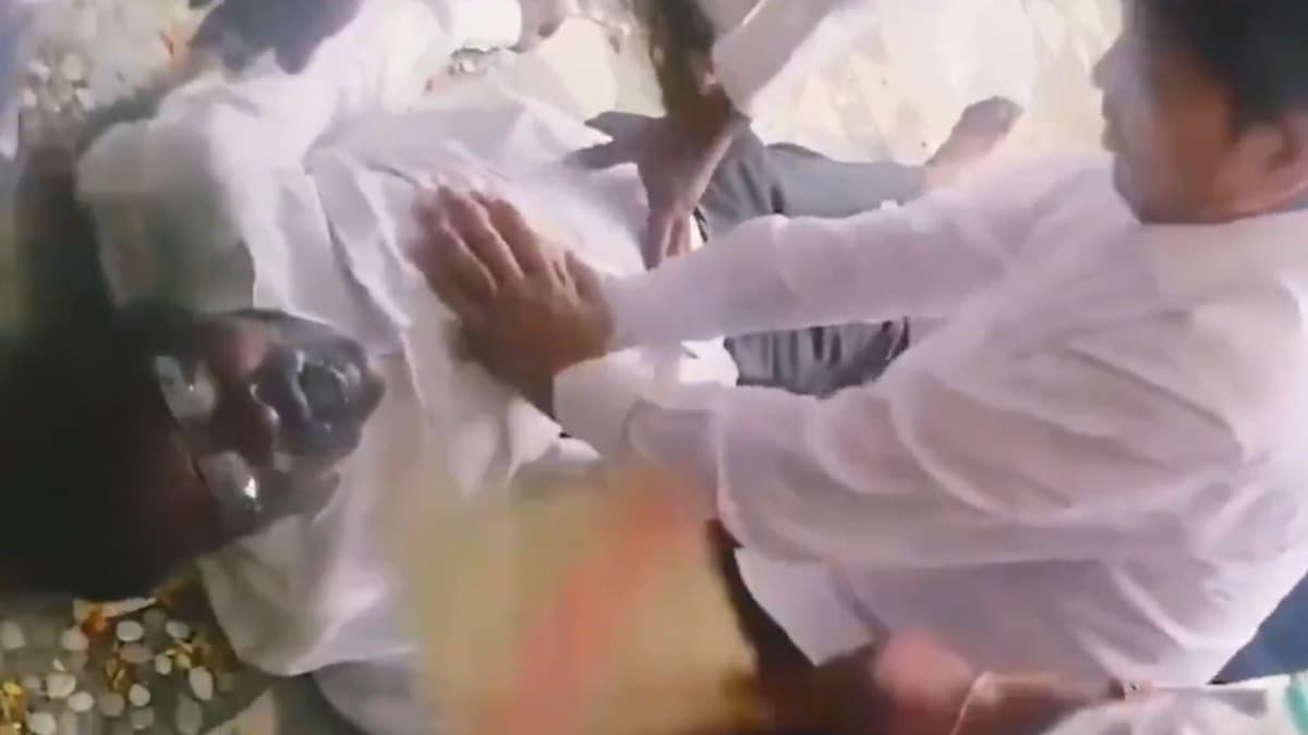 Watch: மூர்ச்சையாகி மயங்கி விழுந்த தொண்டர்.. சிபிஆர் கொடுத்து உயிரை காப்பாற்றிய எம்எல்ஏ.!