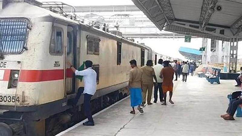 Ranipet Shocker: ஓடும் இரயிலில் ஏற முயற்சித்து உறவினர்கள் கண்முன் இளைஞர் துள்ளத்துடிக்க பலி.. அரக்கோணத்தில் சோகம்.!