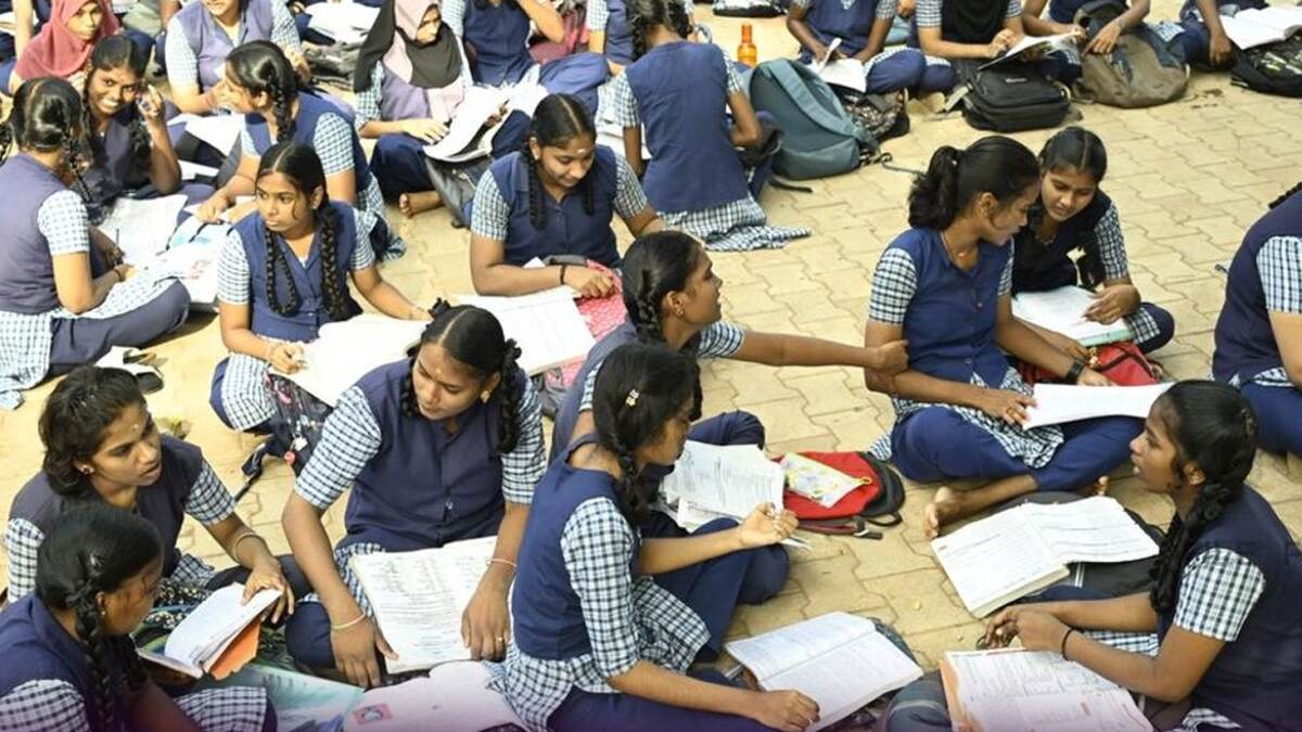 10th Board Exam Result: 10ஆம் வகுப்பு பொதுத் தேர்வு முடிவுகள் வெளியானது.. முதலிடம் பிடித்த சிவகங்கை.. 98.31% தேர்ச்சி..!