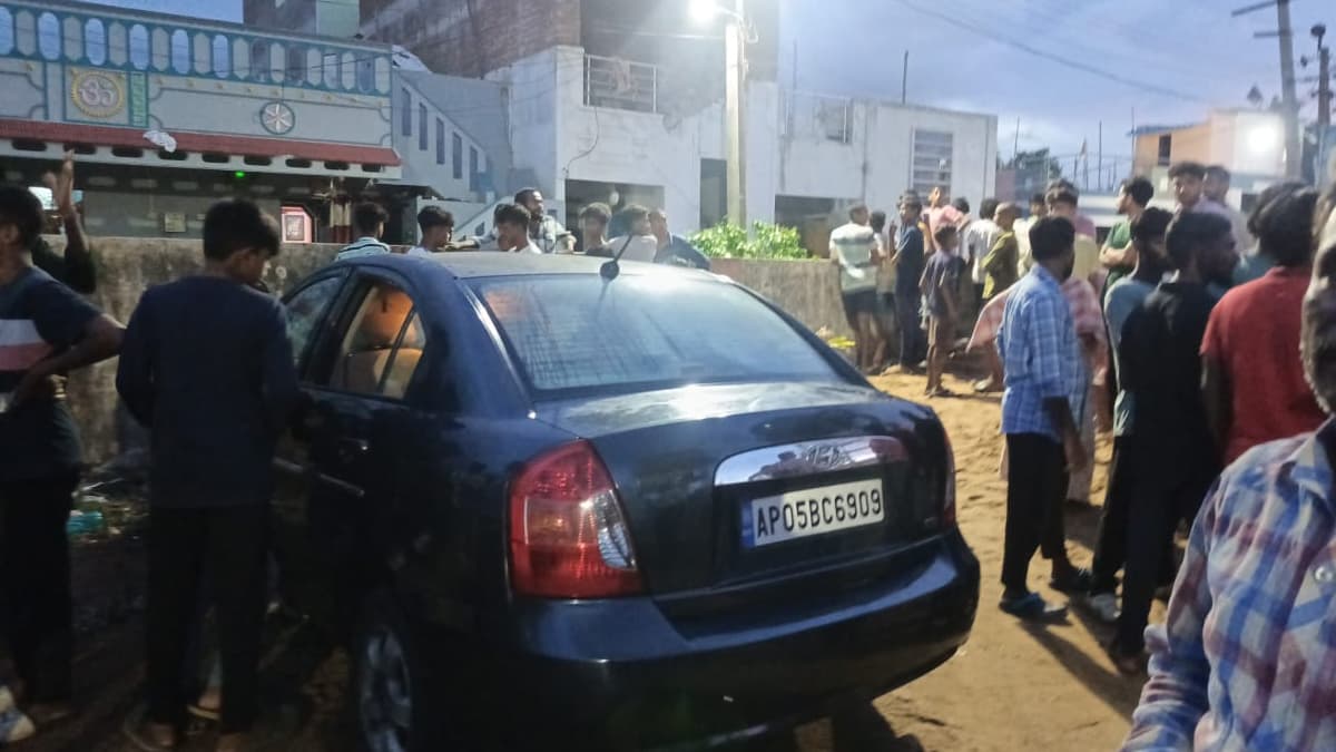 காருக்குள் சிக்கி 4 குழந்தைகள் மூச்சுத்திணறி பலி.. சோக சம்பவம்..!