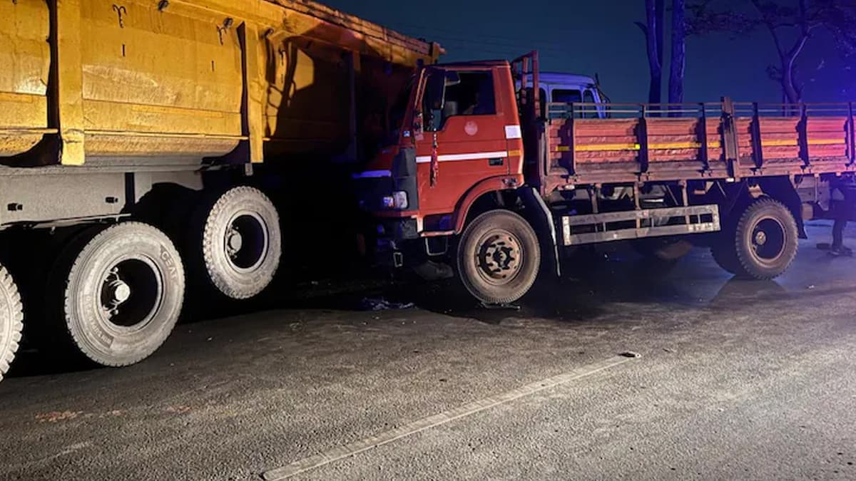 Road Accident: மினி லாரி - கனரக சரக்கு வாகனம் மோதி கோர விபத்து; 14 பேர் பரிதாப பலி..!