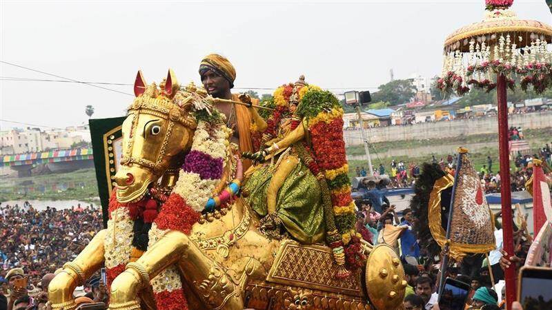 Madurai Chithirai Festival: பச்சை பட்டுடுத்தி.. தங்கக்குதிரை வாகனத்தில்.. வைகை ஆற்றில் இறங்கினார் கள்ளழகர்..! விண்ணைப் பிளந்த பக்தர்கள் கோஷம்..!