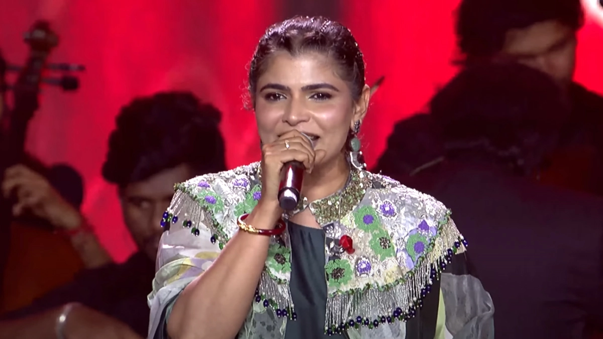 'Muththa Mazhai' Chinmayi: இப்படிபட்ட குரலையா இவ்வளவு நாள் தடை பன்னீங்க..? சின்மயிக்கு ஆதரவாக களமிறங்கும் நெட்டிசன்கள்..!
