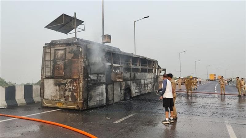 Sleeper Bus Fire Accident: டபுள் டெக்கர் பேருந்தில் திடீர் தீ விபத்து.. குழந்தைகள் உட்பட 5 பேர் உடல் கருகி பலி..!