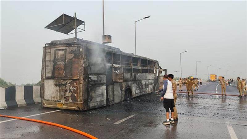Sleeper Bus Fire Accident: டபுள் டெக்கர் பேருந்தில் திடீர் தீ விபத்து.. குழந்தைகள் உட்பட 5 பேர் உடல் கருகி பலி..!