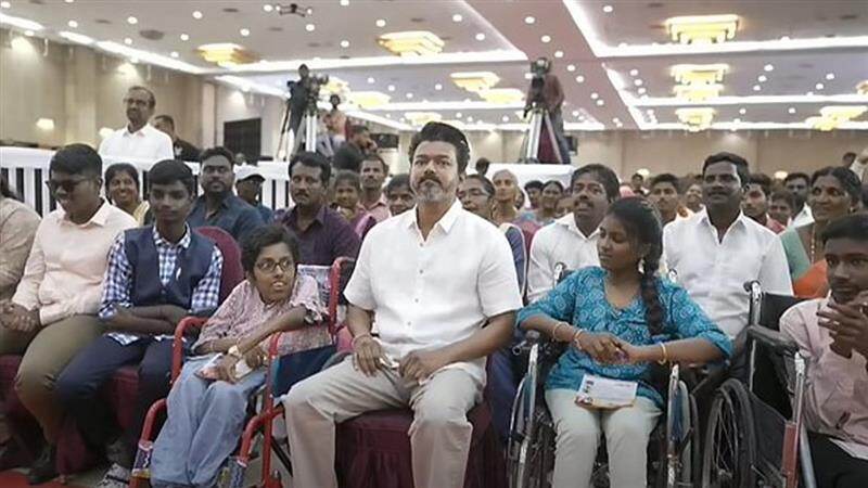 TVK Vijay: மத்திய, மாநில அரசுகளுக்கு நேரடி கண்டனம்.. கல்வி விருது விழாவில் உச்சகட்ட கொந்தளிப்பில் விஜய்.!