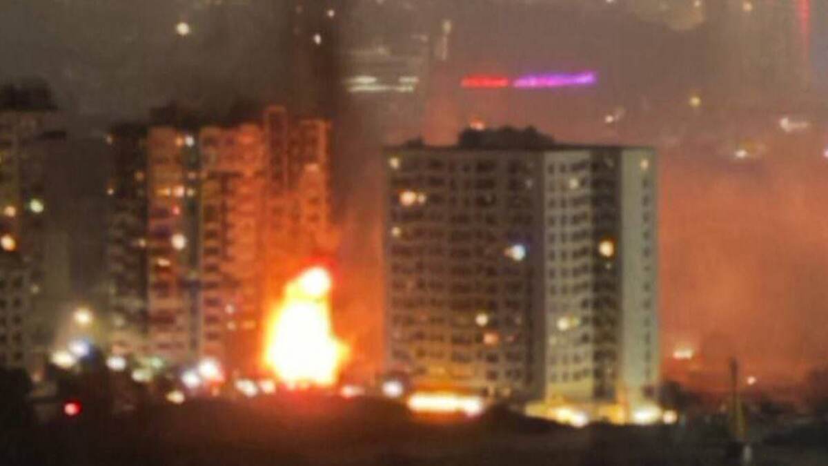 Israel Strikes Iran: பற்றி எரியும் ஈரான்.. இஸ்ரேல் ராணுவம் திடீர் தாக்குதல்.!