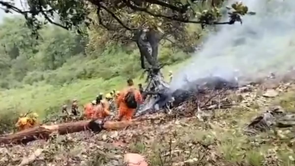 Helicopter Crash: விமான விபத்தை தொடர்ந்து அடுத்த அதிர்ச்சி.. ஹெலிகாப்டர் விழுந்து நொறுங்கி 7 பேர் பலி.!