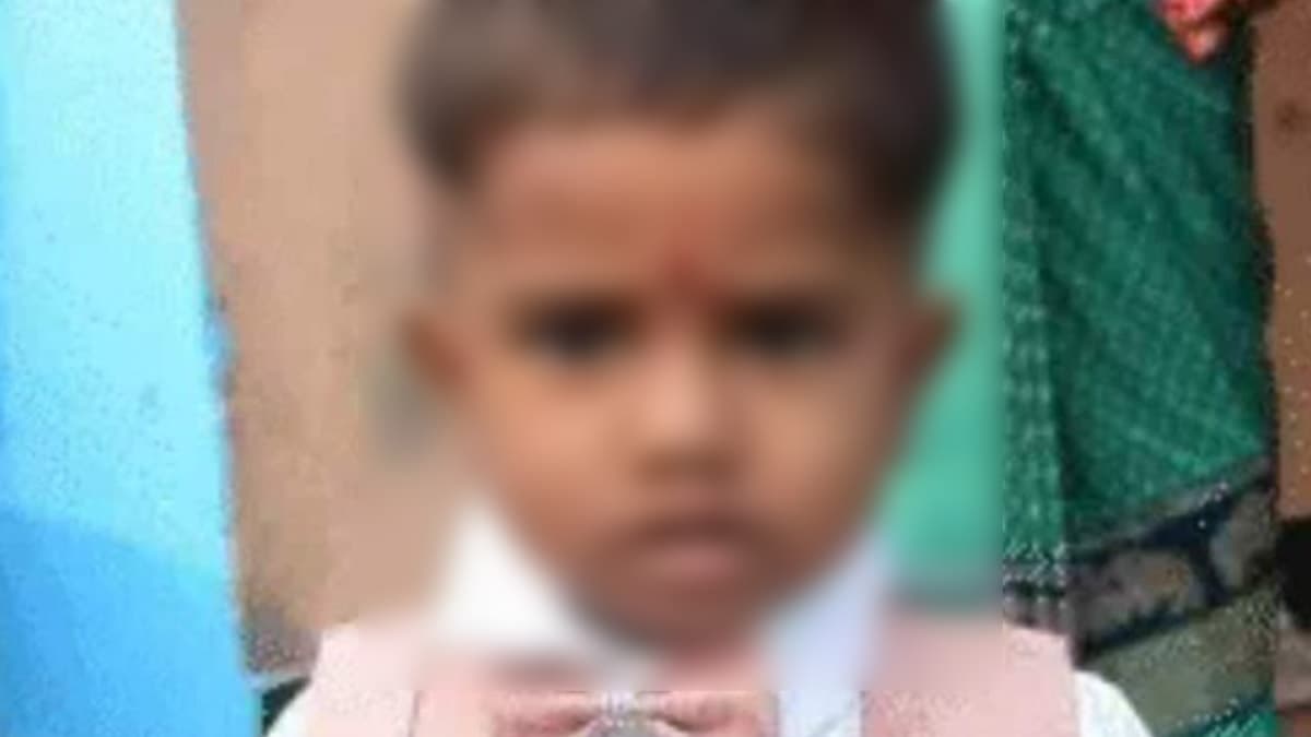 கோடாரியை வீசிய தந்தை.. குறுக்கே வந்த மகன்.. நெஞ்சை கலங்கவைக்கும் சோகம்.!