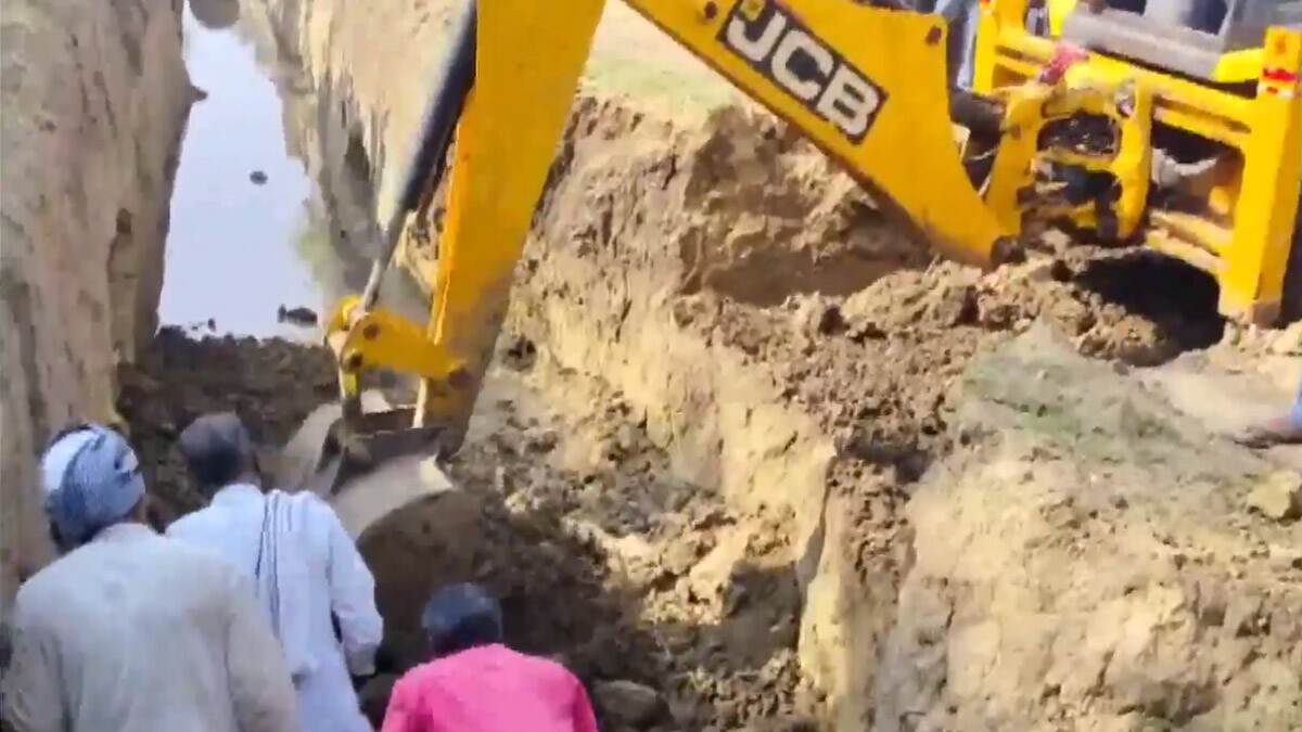 குழாய் பதிக்கும் பணியில் சோகம்.. மண்சரிந்து 4 பேர் பரிதாப பலி.!