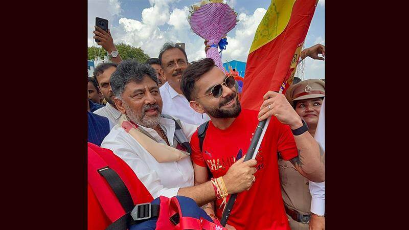 RCB Victory Parade: பெங்களூரு வந்த கிங் கோலி.. ஓடோடி சென்று வரவேற்ற துணை முதல்வர்.. கப் அடித்த கொண்டாட்டத்தில் கர்நாடக மக்கள்.!