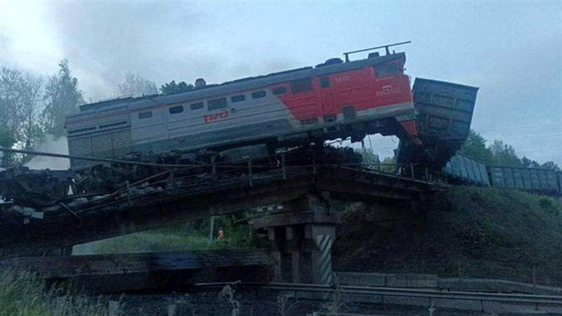 Train Accident: ரயில் தண்டவாளத்தில் இடிந்து விழுந்த பாலம்.. 7 பேர் பலி., 70 பேர் படுகாயம்.!