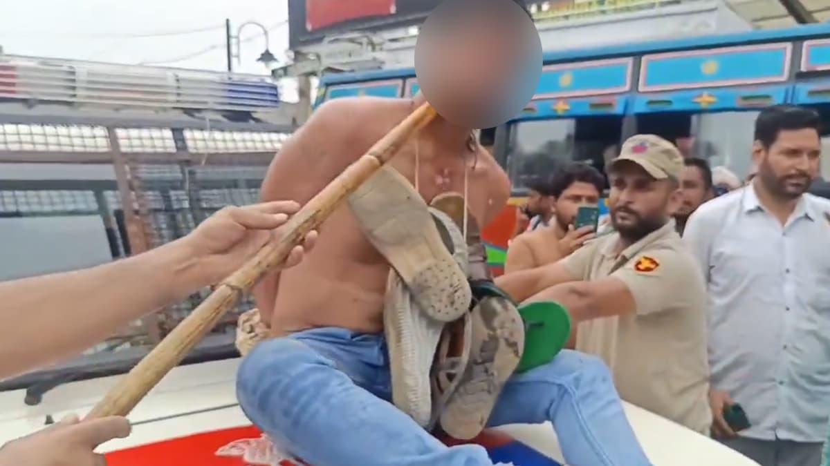 Trending News: திருடனின் கையை கட்டி செருப்பு மாலையுடன் ஊர்வலம்.. போலீசே இப்படி பண்ணலாமா?.!