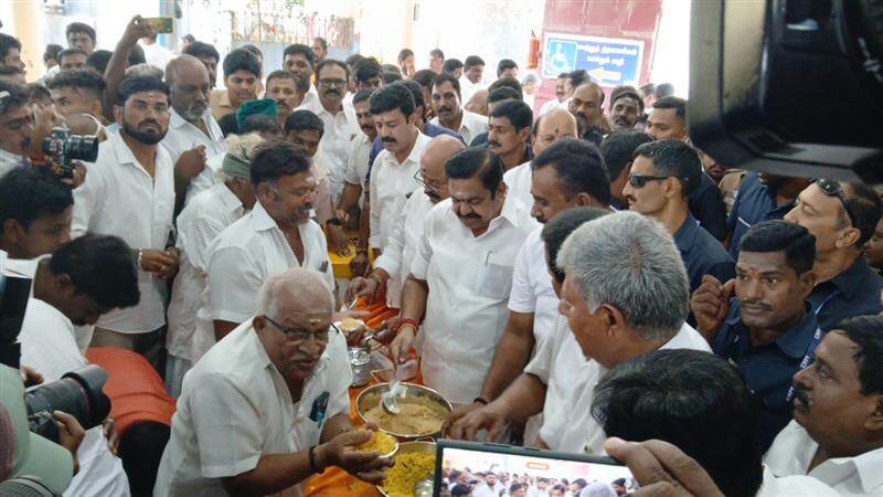 அதிமுக பிரமுகரின் பேண்டில் கைவைத்த ஆசாமிகள்.. சுற்றுப்பயணத்தில் பரபரப்பு.!