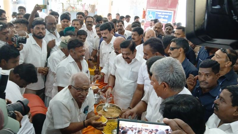 அதிமுக பிரமுகரின் பேண்டில் கைவைத்த ஆசாமிகள்.. சுற்றுப்பயணத்தில் பரபரப்பு.!