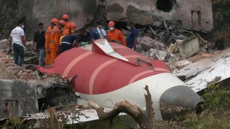 Air India Plane Crash: இறுதி நொடியில் விமானிகள் பேசிக்கொண்ட தகவல்.. விமான விபத்துக்கு காரணம் இதுதான்.!