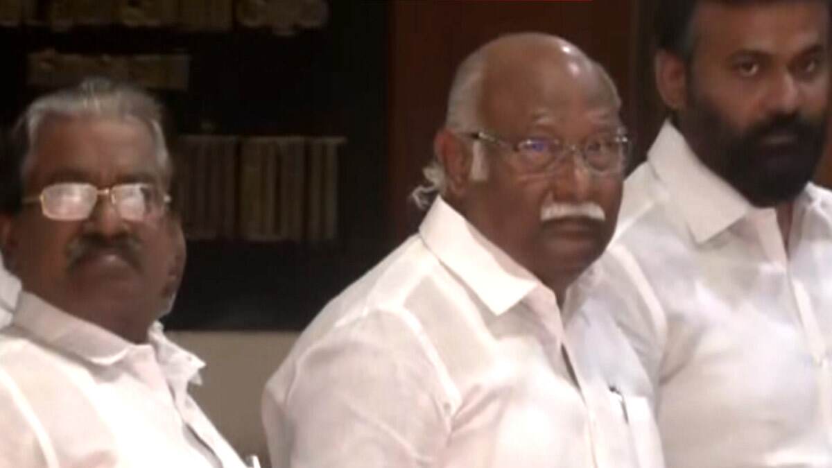 Breaking: முதல்வர் தலைமையில் திமுகவில் இணைந்தார் அதிமுக முன்னாள் எம்.பி அன்வர் ராஜா.!