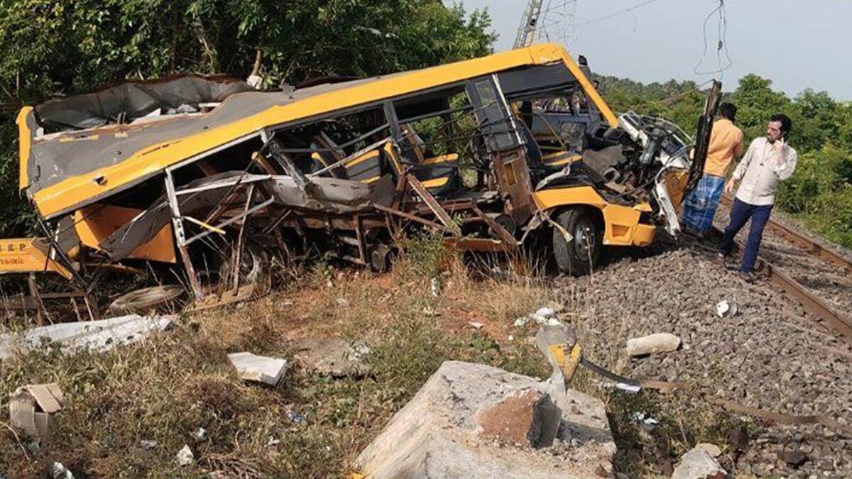 Breaking: கடலூரில் இரயில் - பள்ளி பேருந்து மோதி பயங்கர விபத்து.. 2 பேர் பலி.. 4 பேர் படுகாயம்.. கேட் கீப்பரால் நேர்ந்த சோகம்.!