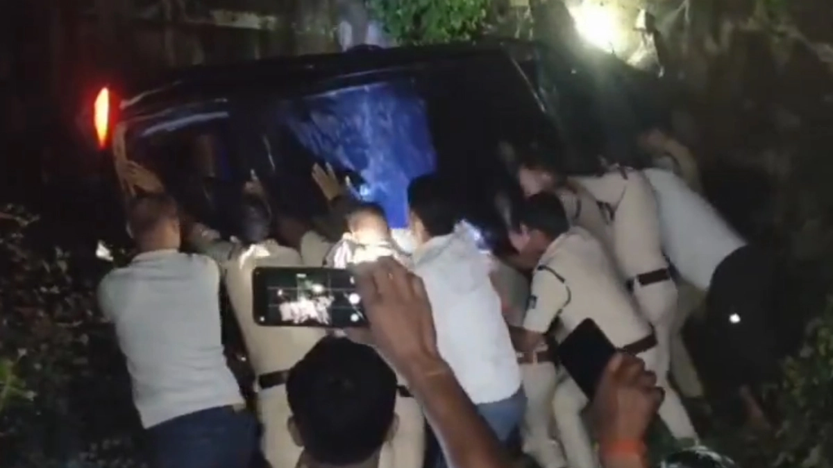 Car Accident: பக்தர்கள் மீது பாய்ந்த கார்.. 4 பேர் துடிதுடித்து பலி.. பாதயாத்திரையில் சோகம்.!
