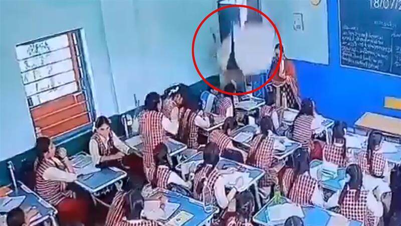 Trending Video: வகுப்பறையில் திடீரென இடிந்து விழுந்த மேற்கூரை.. அரசுப்பள்ளியில் பகீர்.!