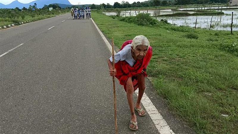 Trending Video: ரேபிஸ் தடுப்பூசிக்காக 20 கி.மீ கால் கடுக்க நடந்த 95 வயது மூதாட்டி.!