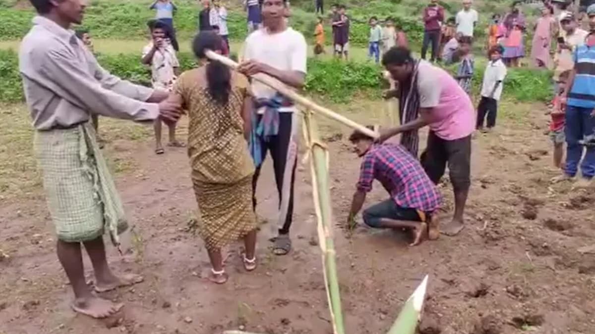 Trending Video: இளம் ஜோடியை ஏரில் பூட்டி, பிரம்பால் அடித்து தண்டனை.. அத்தை மகனை மணந்ததால் கொடூரம்.!