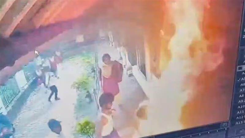 பேராசிரியரின் பாலியல் தொல்லை.. கல்லூரியில் தீக்குளித்து உயிருக்கு போராடிய மாணவி மரணம்.!