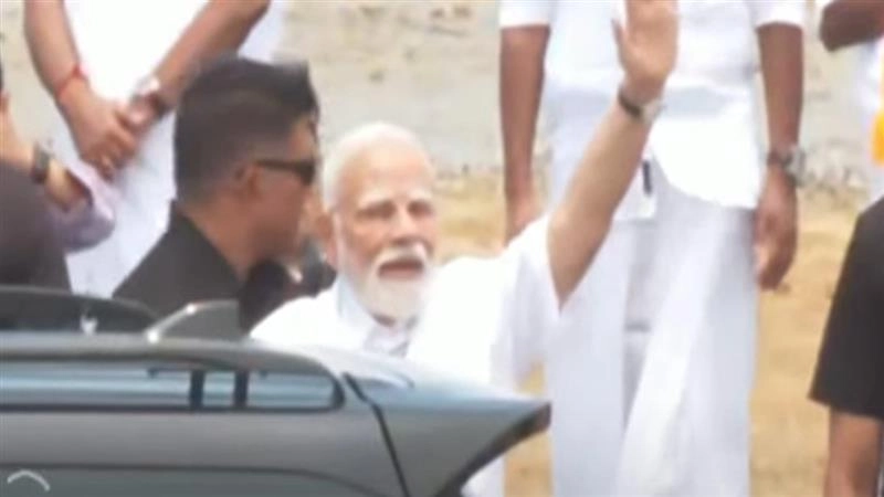 PM Narendra Modi: கங்கைகொண்ட சோழபுரத்தில் பிரதமர் ரோடு ஷோ.. பூக்கள் தூவி வரவேற்ற மக்கள்.!
