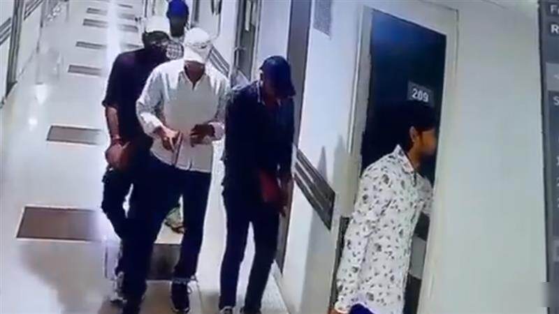 மருத்துவமனையில் கைதி துப்பாக்கியால் சுட்டுக்கொலை.. 5 பேர் கொண்ட மர்ம கும்பல் வெறிச்செயல்..!
