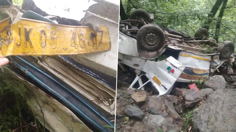 Road Accident: பள்ளத்தாக்கில் கவிழ்ந்த வேன்.. 5 பேர் உடல் நசுங்கி பலி..!