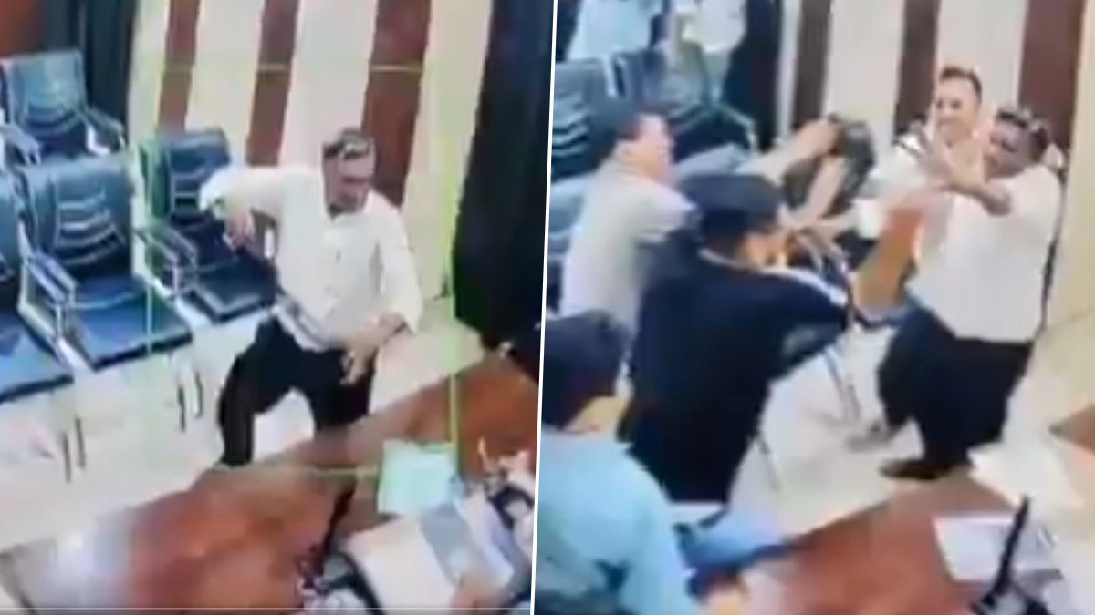 Viral Video: மேலதிகாரியை பெல்ட்டால் தாக்கிய தலைமை ஆசிரியர்.. சிசிடிவி காட்சி உள்ளே..!