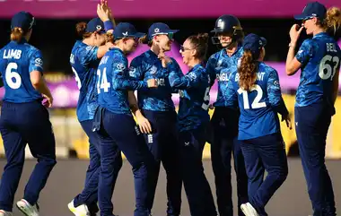 RSAW Vs ENGW: ஐசிசி மகளிர் உலகக் கோப்பை 2025; 69 ரன்களுக்கு சுருண்டது தென்னாப்பிரிக்கா மகளிர் அணி.. இங்கிலாந்து மகளிர் அபார பந்துவீச்சு..!