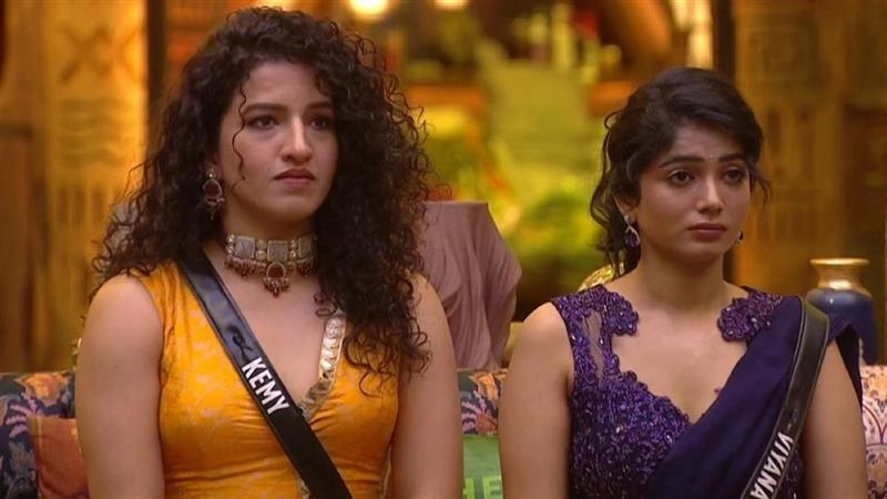 Bigg Boss Eviction: திவ்யா & சாண்ட்ராவை ரோஸ்ட் செய்த விஜய் சேதுபதி.. இந்த வாரம் பிக் பாஸ் வீட்டை விட்டு வெளியேறியது யார்?