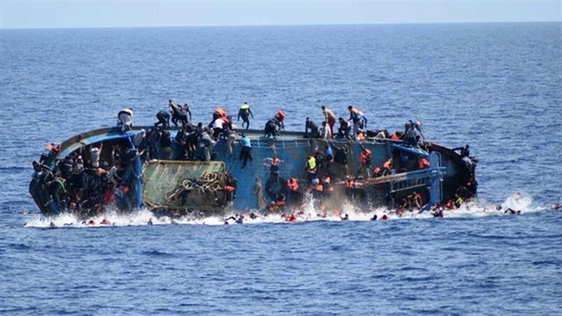 World News: மலேசியா அருகே படகு கவிழ்ந்து கோர விபத்து.. கடலில் தத்தளித்த அகதிகள்.. 7 பேர் பலி.. 100 பேர் மாயம்.!
