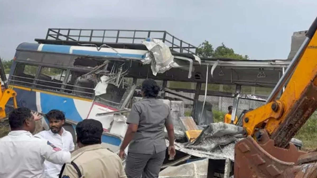 Bus Truck Accident: ஜல்லியோடு ஜல்லியாக புதைந்த பயணிகள்.. பேருந்து - டிப்பர் லாரி நேருக்கு நேர் மோதி பயங்கர விபத்து.. 16 பேர் பலி..!