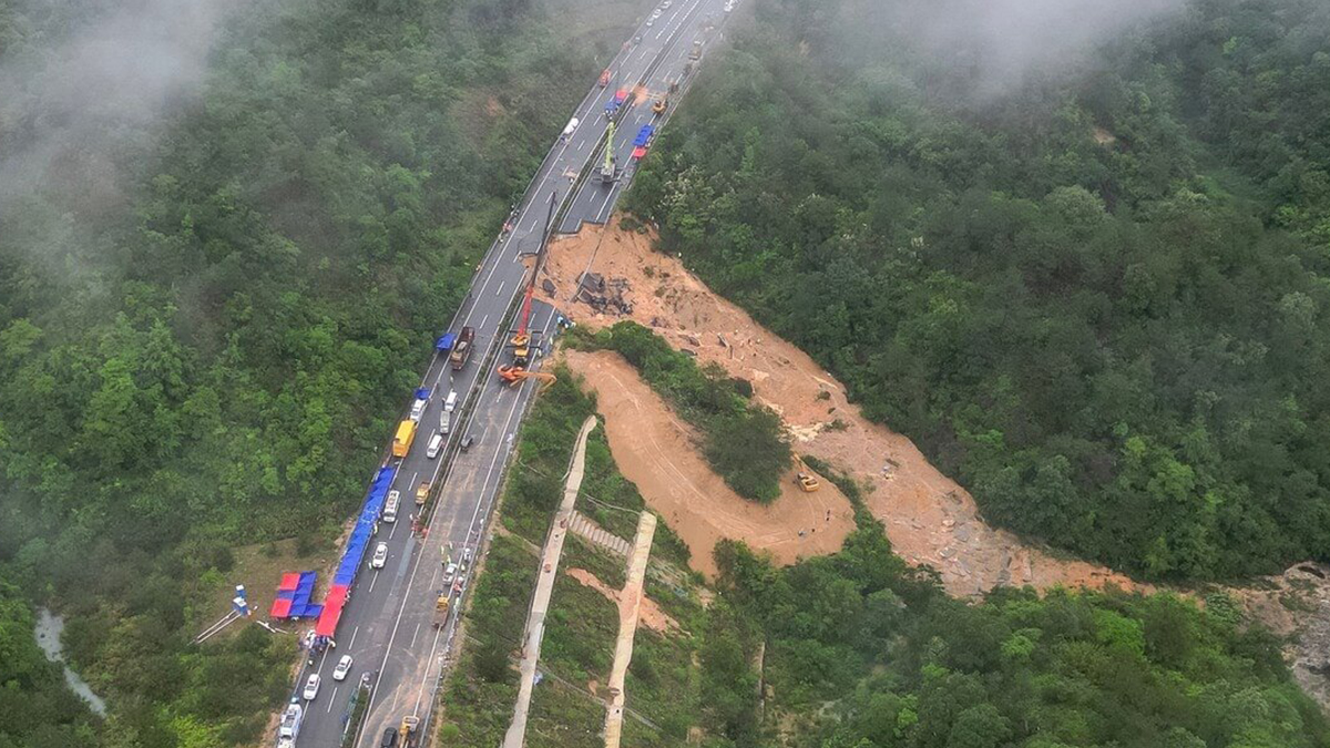 China Highway Collapse: திடீரென இடிந்து விழுந்த நெடுஞ்சாலை.. 36 பேர் பரிதாப பலி..!