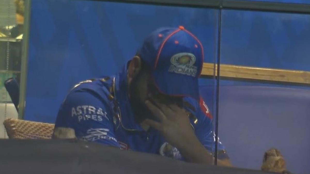 Rohit Sharma Feeling Sad: மும்பை அணி வீரர் ரோஹித் சர்மா மனமுடைந்து காணப்பட்ட வீடியோ காட்சிகள் வைரல்..!