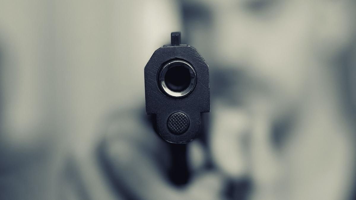 Husband-Wife Shot Dead: கணவன்-மனைவி துப்பாக்கியால் சுட்டுக்கொலை.. சிறுவன் தப்பியோட்டம்..!