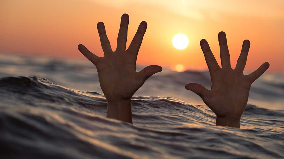 Four People Drown In Sea: சுற்றுலா சென்ற இடத்தில் சோகம்.. கடலில் மூழ்கி 4 பேர் பலி..!