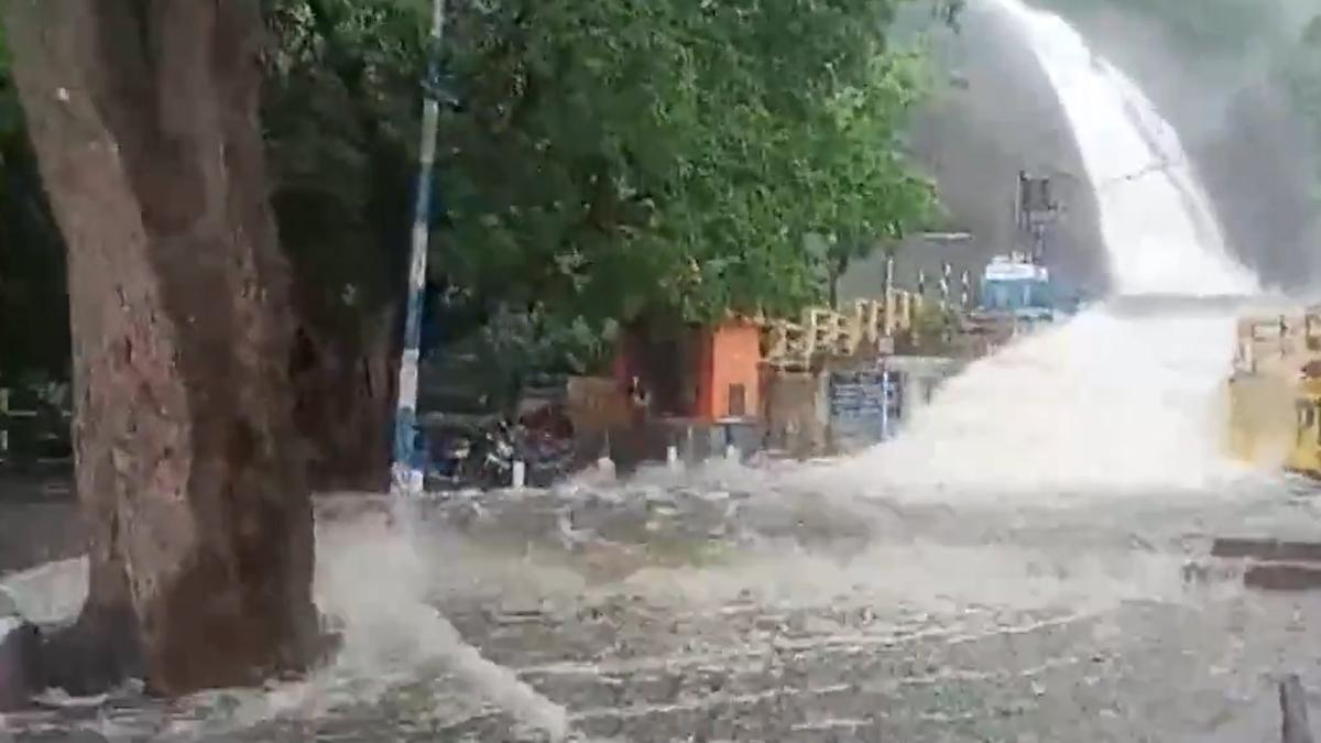 Courtallam Waterfalls Flood: பழைய குற்றால அருவியில் வெள்ளப்பெருக்கு; 17 வயது சிறுவன் பலி..! காட்டாற்று வெள்ளத்தால் தெறித்தோடிய மக்கள்.!