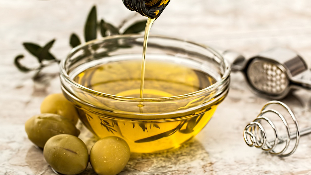 Essential Oils: முடி வளர்ச்சியை ஊக்குவிக்கும் எசன்ஸியல் ஆயில்கள்.. தெரிந்துகொள்ளுங்கள் இங்கே.!