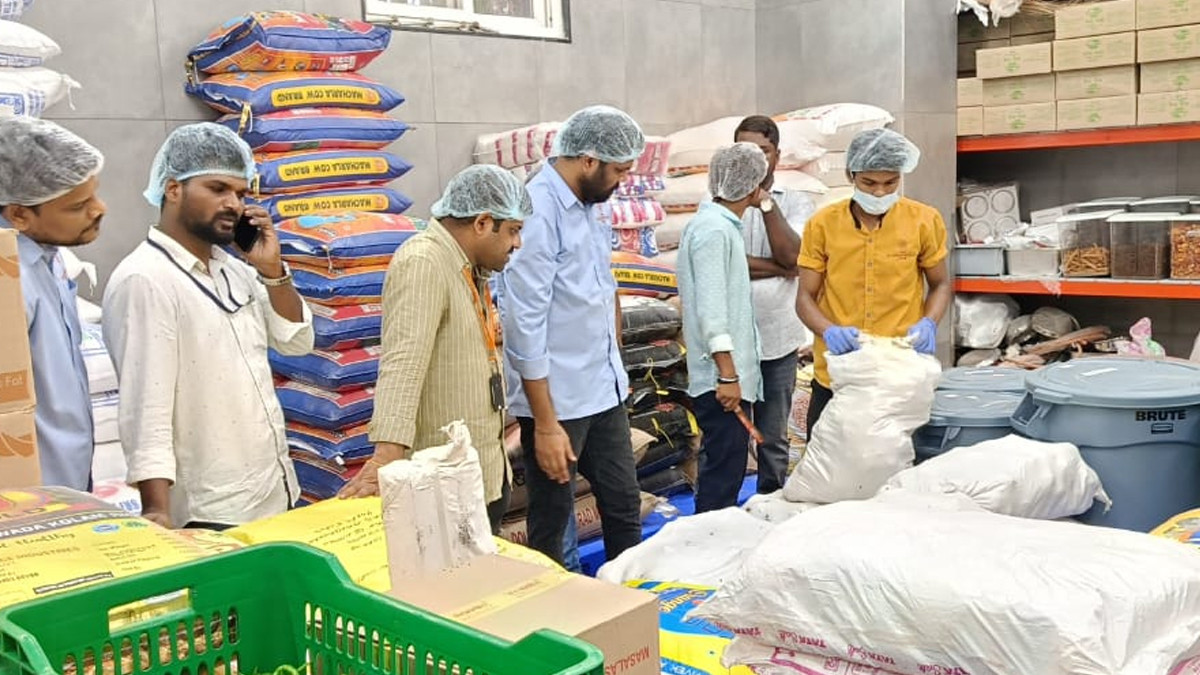 Food Safety Inspection On Rameswaram Cafe: புகழ்பெற்ற ராமேஸ்வரம் கபேவில் கெட்டுப்போன உணவுப்பொருட்கள்.. அதிர்ந்து போன உணவு பாதுகாப்பு துறை அதிகாரிகள்.!