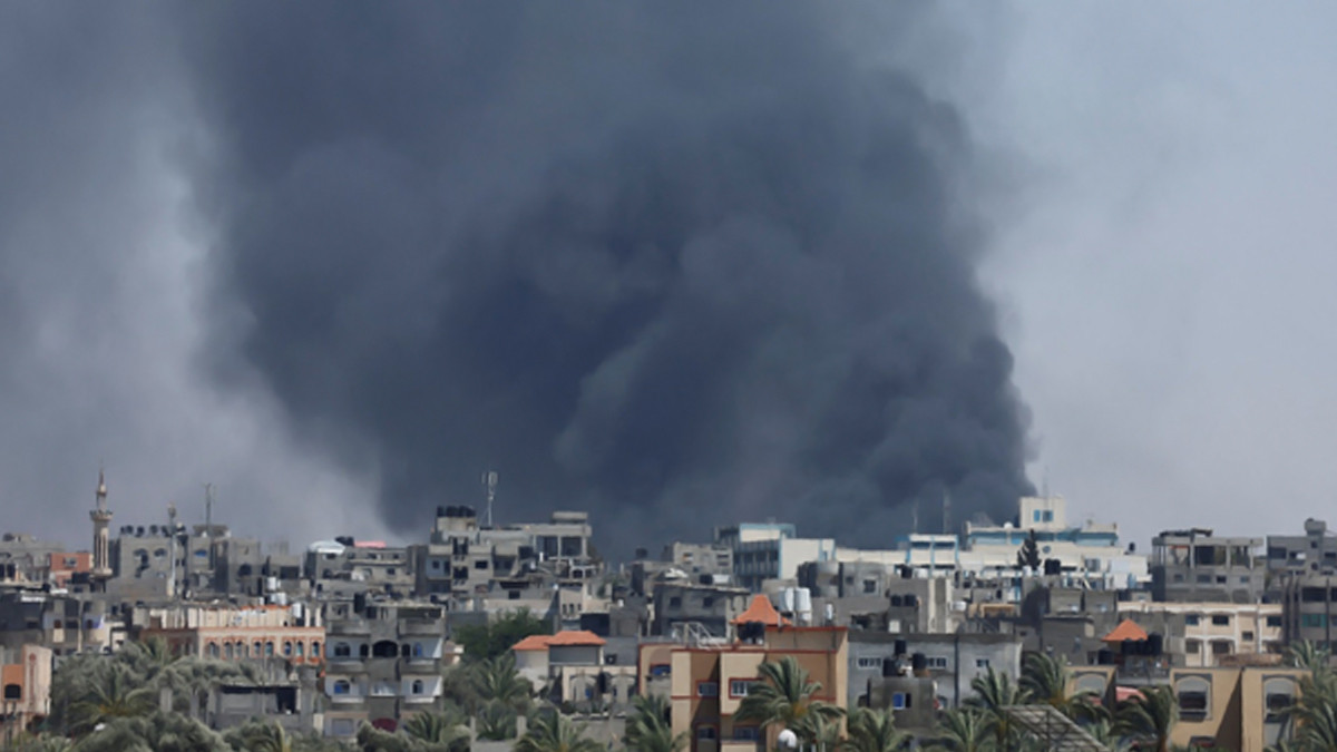 Israeli Strikes in Rafah: கட்டிடங்களை குறிவைத்து தாக்கிய இஸ்ரேல் இராணுவம், டென்ட்டில் குடியிருந்த 35 பேர் பரிதாப பலி.!