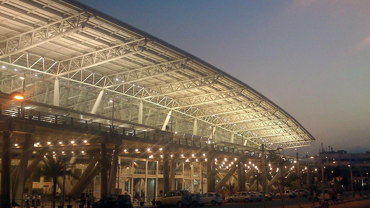 Passenger Ran Naked At Chennai Airport: சென்னை விமான நிலையத்தில் நிர்வாணமாக ஓடிய பயணி; பயணத்தை ரத்து செய்து அதிகாரிகள் நடவடிக்கை..!