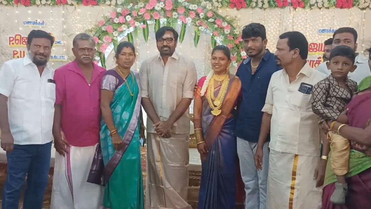 Vijay Sethupathi Attended The Wedding Ceremony: ரசிகர் மன்ற மாவட்ட தலைவர், துணைச் செயலாளரின் திருமண விழா.. நேரில் சென்று வாழ்த்திய விஜய் சேதுபதி..!