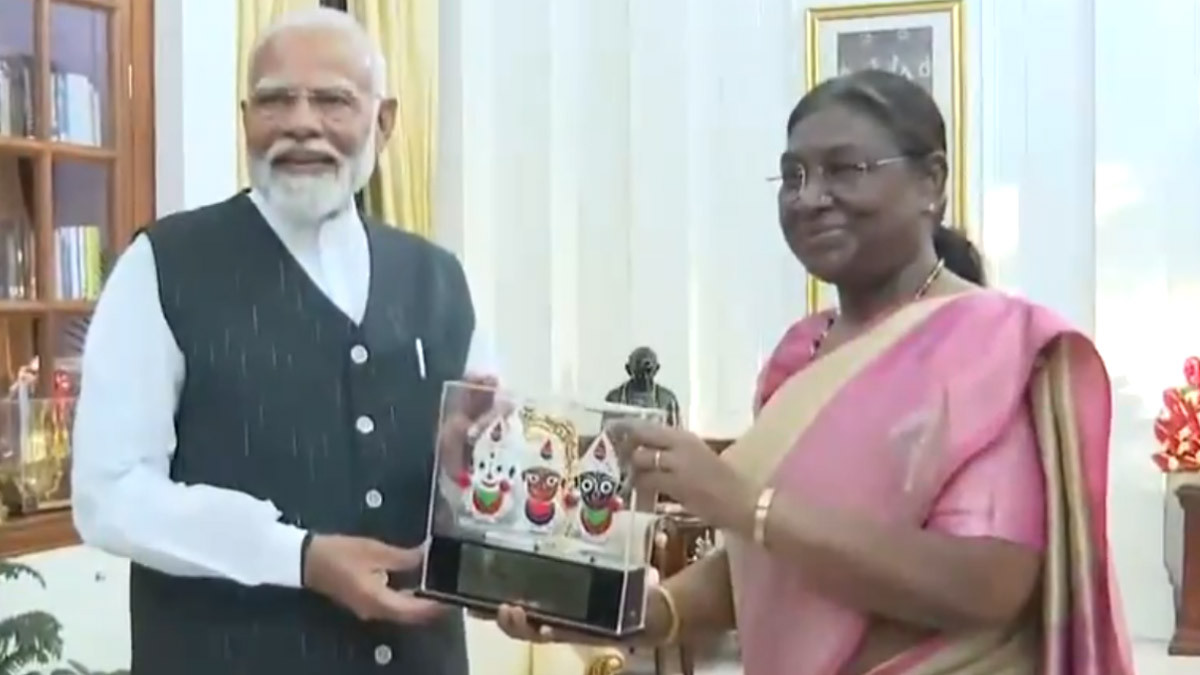 Narendra Modi Meets President Droupadi Murmu: குடியரசு தலைவியை நேரில் சந்தித்த மோடி.. எம்பிக்கள் பட்டியல் ஒப்படைப்பு..!
