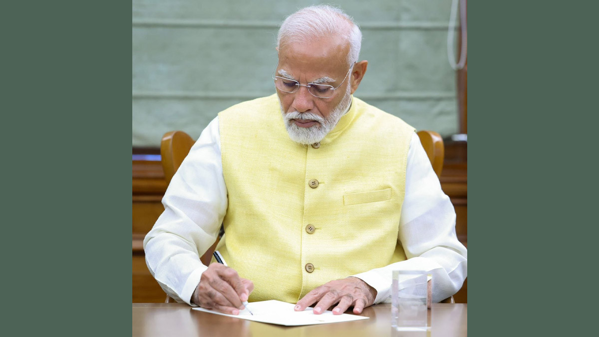 First File Signed By PM Modi: ஆண்டுதோறும் 6000 ரூபாய்.. பிரதமர் நரேந்திர மோடியின் முதல் கையெழுத்து..!