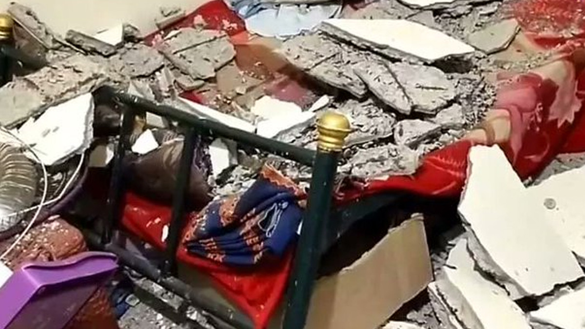 Roof Collapse Accident: வீட்டின் மேற்கூரை பூச்சு இடிந்து விழுந்து வாலிபர் படுகாயம்..!