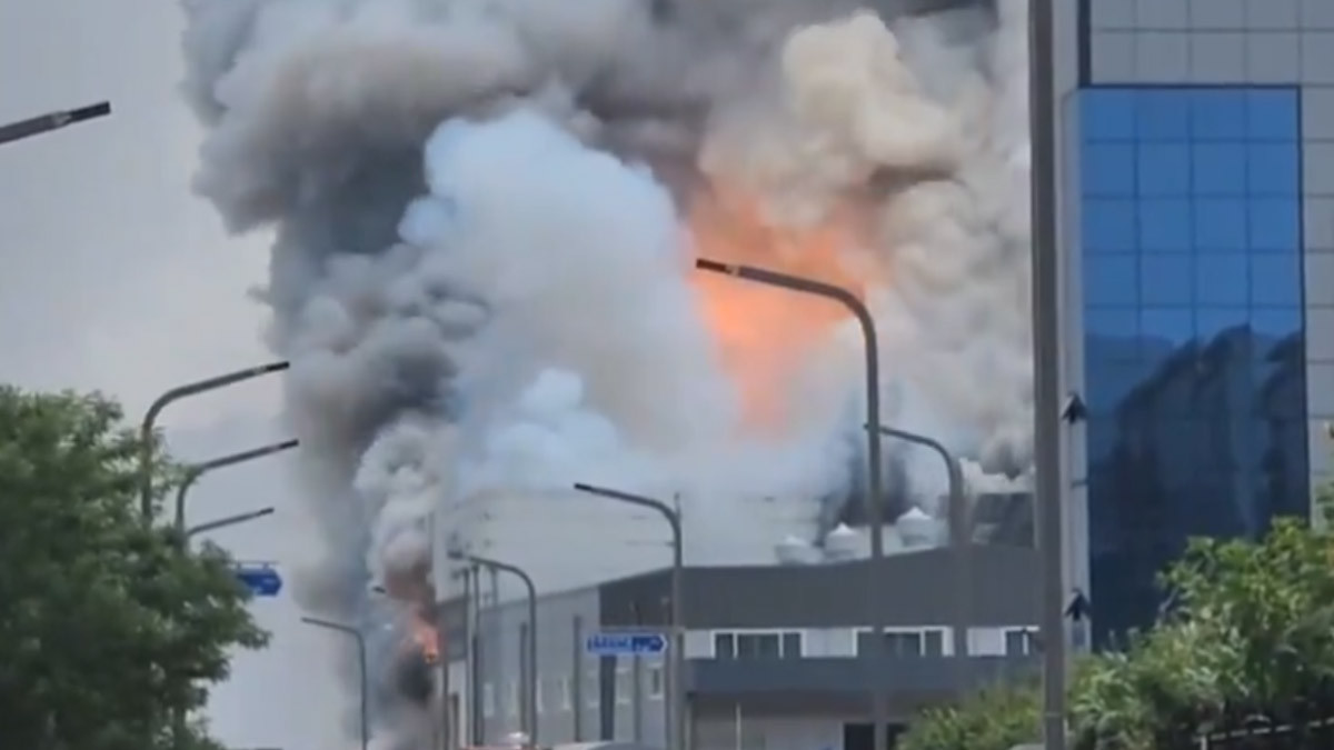 Battery Plant Fire Explodes: பேட்டரி தயாரிப்பு தொழிற்சாலையில் பயங்கர தீ விபத்து; 22 பேர் உடல் கருகி பரிதாப பலி.!